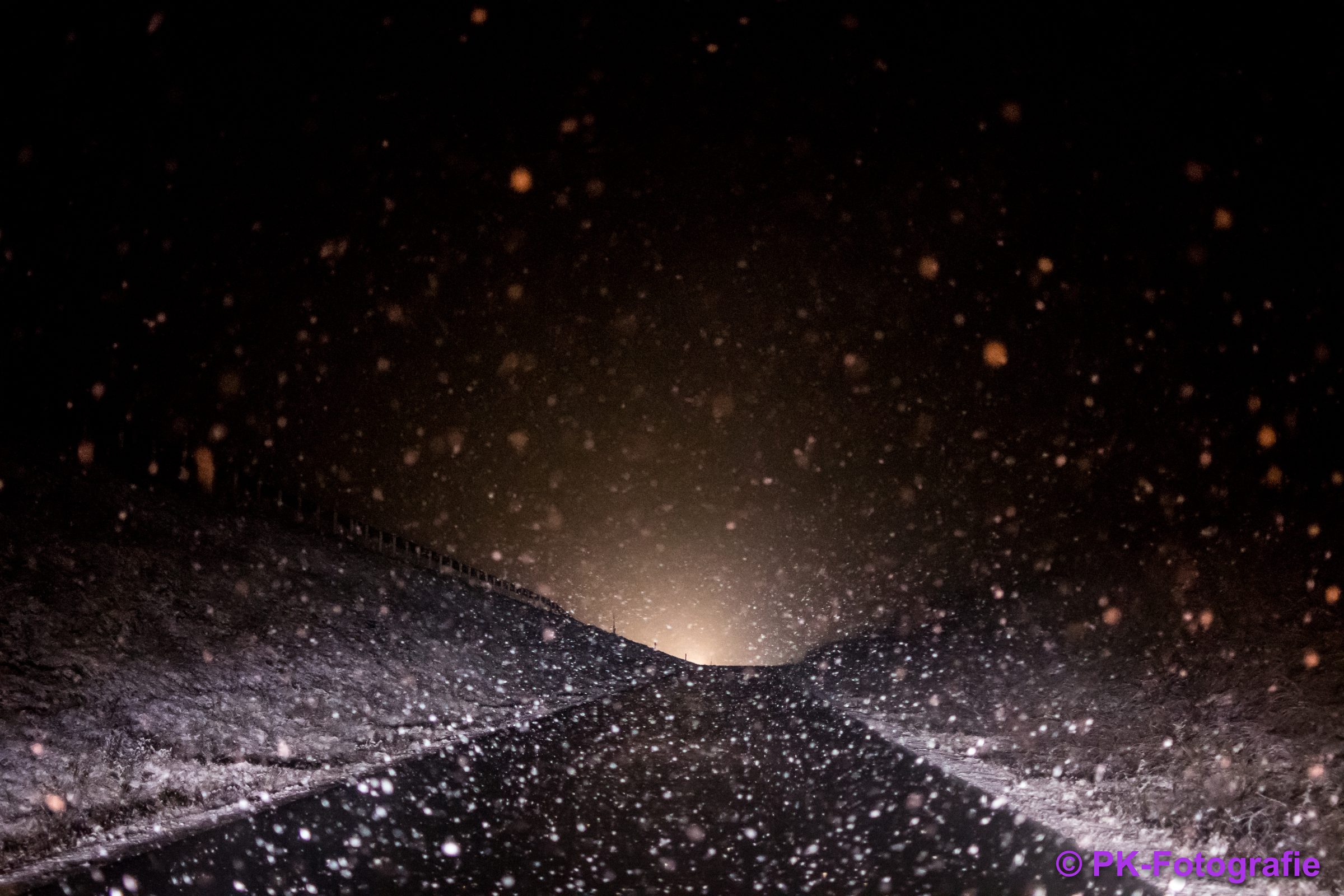 Abstrakter Lichtstaub vor dunklem Grund, fotografiert von Peter Kober